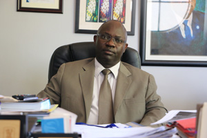 促进民主和公平的国际秩序独立专家：利文斯通·塞瓦尼亚纳（Livingstone Sewanyana）