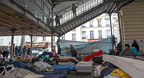 Migrants from Afghanistan, Sudan, Eritrea set up a makeshift camp under the elevated metro station of Stalingrad in Paris, France, 28 March 2016 © EPA/ETIENNE LAURENT